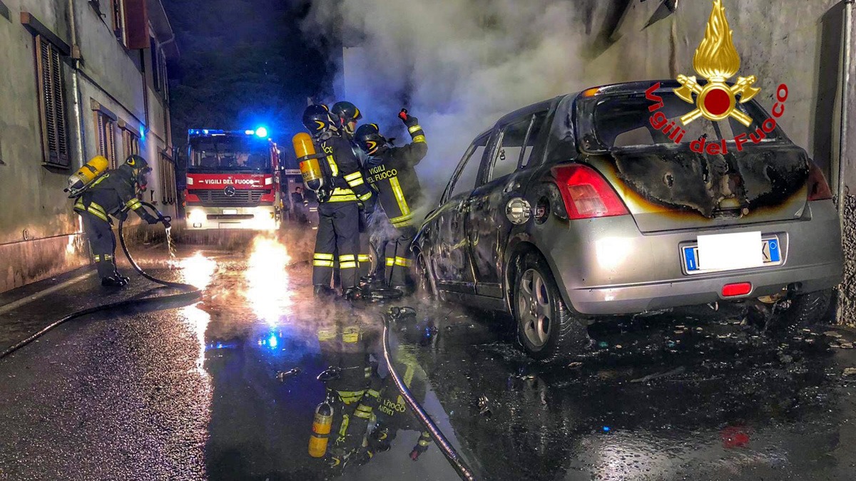 due auto in fiamme