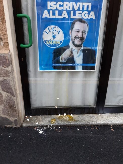 Uova contro Salvini: imbrattata la vetrina della sede della Lega