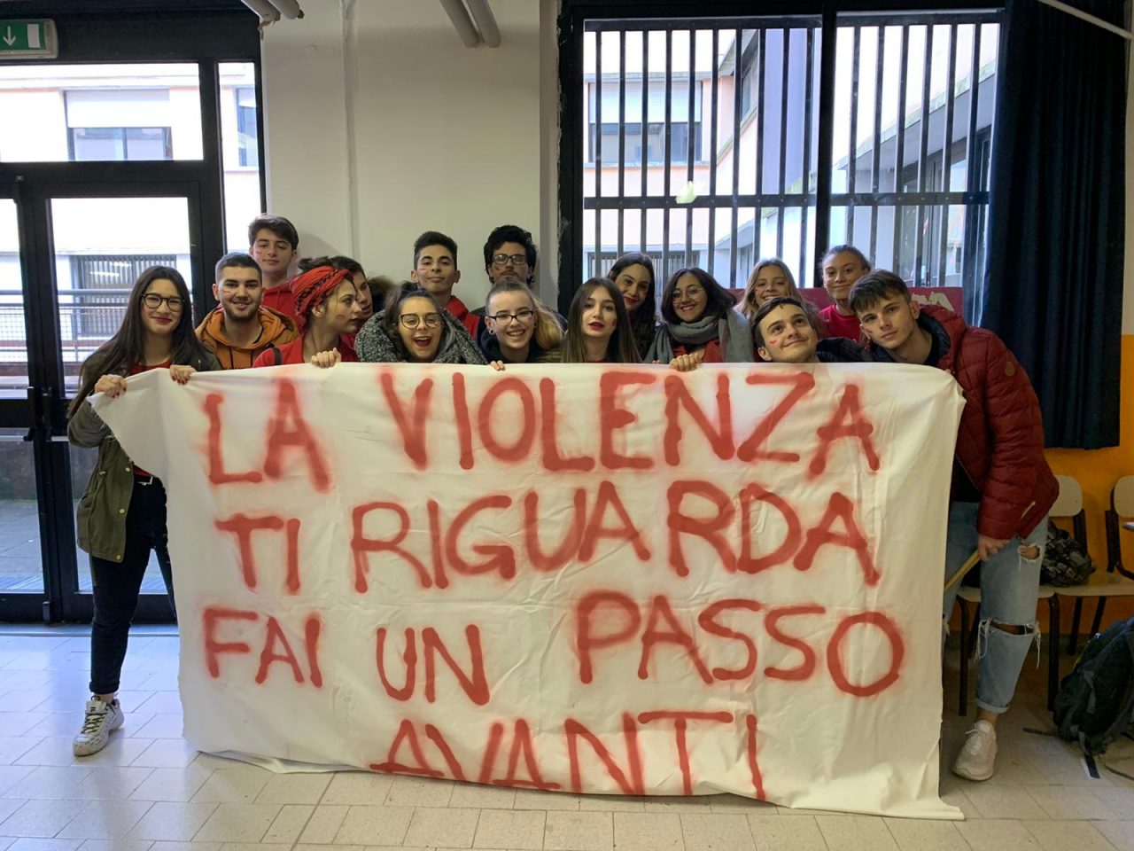 Castano Primo, flash mob e inaugurazione panchine rosse contro la violenza sulle donne